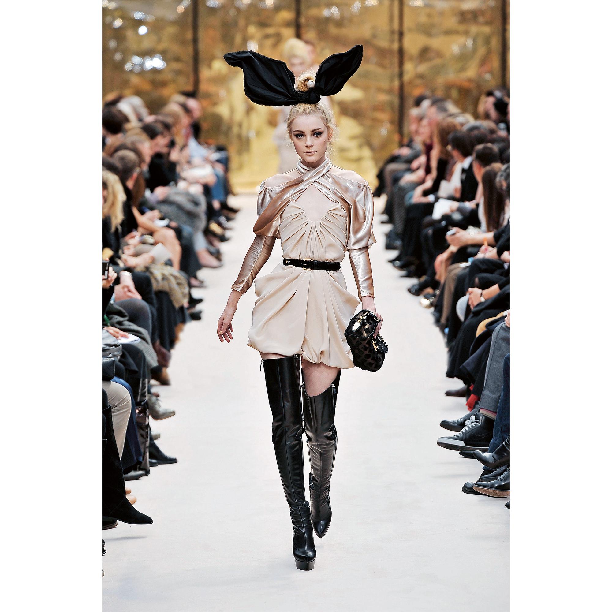 Louis Vuitton Catwalk, versão inglesa - Livros e Papelaria | LOUIS
